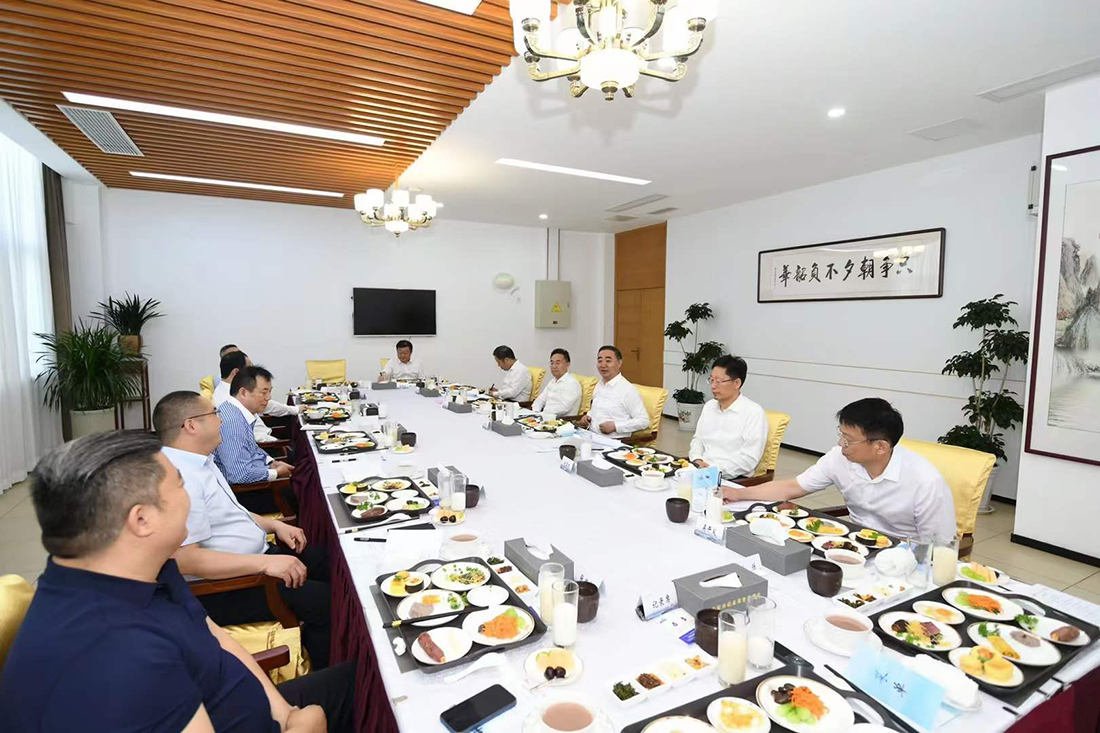 
董事长张德龙参加阜阳市“企业家早餐会”